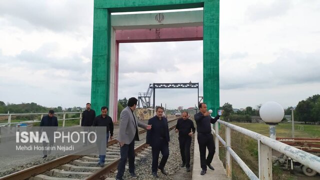 بازدید سفیر ایران در جمهوری آذربایجان از بارانداز ریلی آستارا
 + عکس