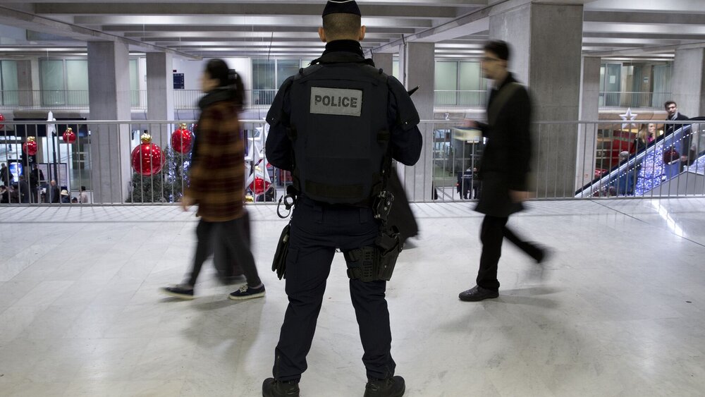 چاقوکشی در فرودگاه شارل دوگل فرانسه/ضارب از پای درآمد