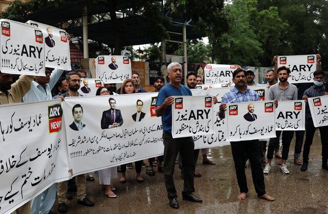 اعتراض در کراچی علیه بازداشت عماد یوسف بازداشت دستیار عمرانخان و رئیس یک شبکه تلویزیونی به اتهام تحریک به شورش در ارتش پاکستان