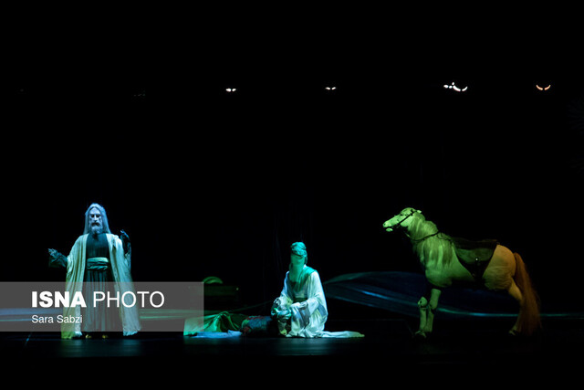 در تاریکی نشستیم تا موسیقی و عروسکها عاشورا را برایمان روایت کنند