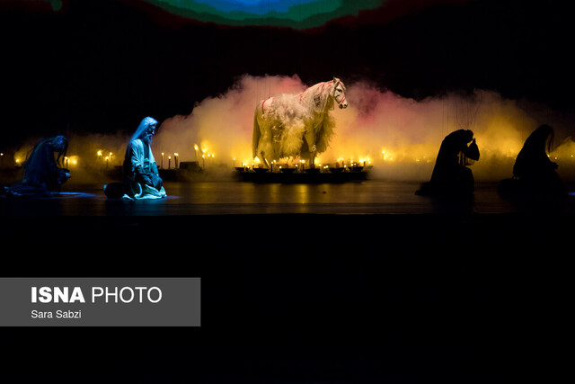 در تاریکی نشستیم تا موسیقی و عروسکها عاشورا را برایمان روایت کنند