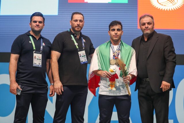 انتقاد تند علی حسینی پس از استعفا: بهتر است انوشیروانی مصاحبه نکند!