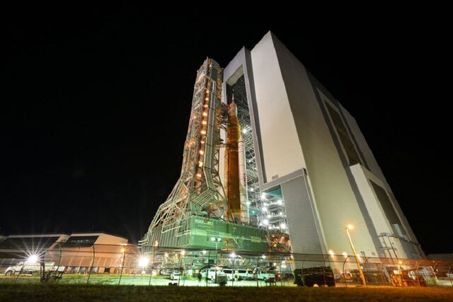 موشک غولپیکر "ماه" برای پرتاب آماده میشود