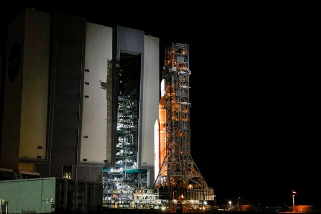 موشک غولپیکر "ماه" برای پرتاب آماده میشود