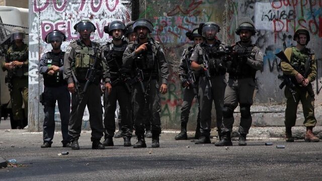 حمله ارتش رژیم صهیونیستی به دفاتر ۷ موسسه فلسطینی در کرانه باختری حمله ارتش رژیم صهیونیستی به دفاتر ۷ موسسه فلسطینی در کرانه باختری