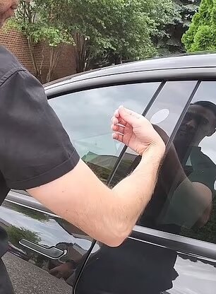 سوئیچ تسلا زیر پوست مالک خودرو!