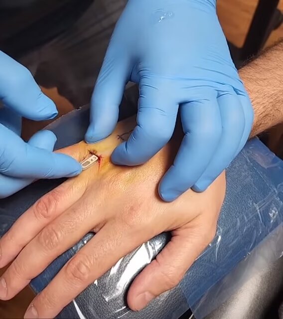 سوئیچ تسلا زیر پوست مالک خودرو!