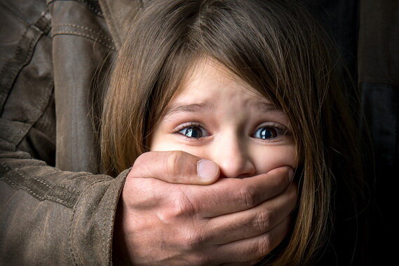 کودک معصوم، گرفتار ماجرای پدر قاچاق فروش