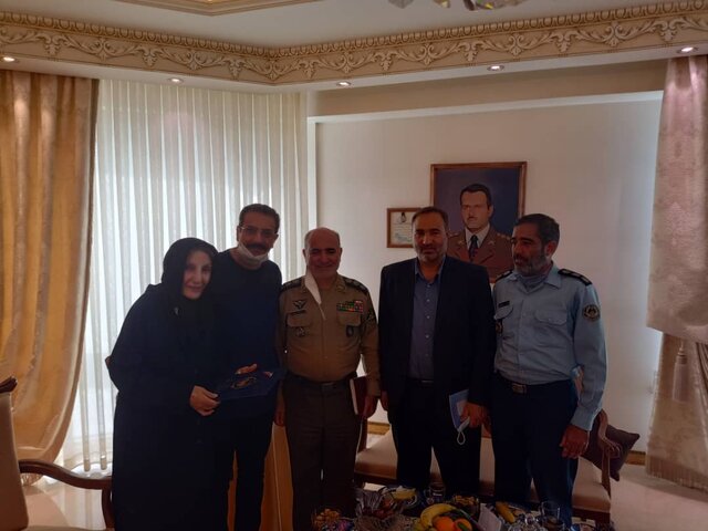 دیدار سرهنگ سهیلی با خانواده شهیدان قنبرزاده دیدار سرهنگ سهیلی با خانواده شهیدان قنبرزاده