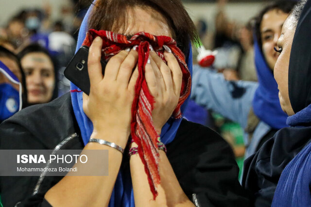 تصویری از نخستین حضور بانوان در بازیهای لیگ برتر فوتبال در ورزشگاه آزادی ضرغامی: از شادی زنان در استادیوم لذت بردم