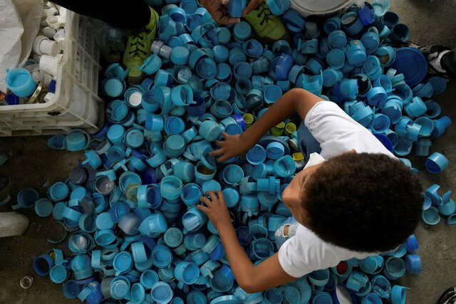 خلق دیوارنگارههای رنگی با درهای بطری