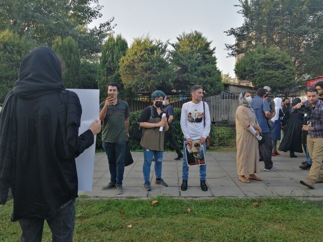 حاشیهنگاری ایسنا از مراسم تدفین هوشنگ ابتهاج در رشت