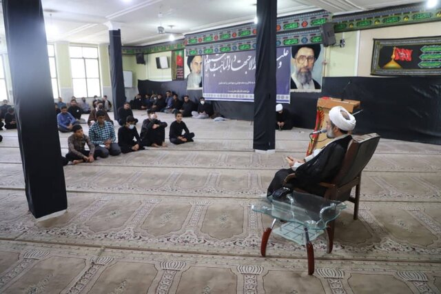 طلبه‌ها با نگاه مادی وارد حوزه علمیه نشوند