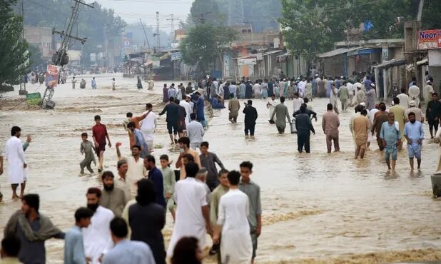 بیش از ۱۰۰۰ کشته در سیل پاکستان/ درخواست کمکهای بین المللی