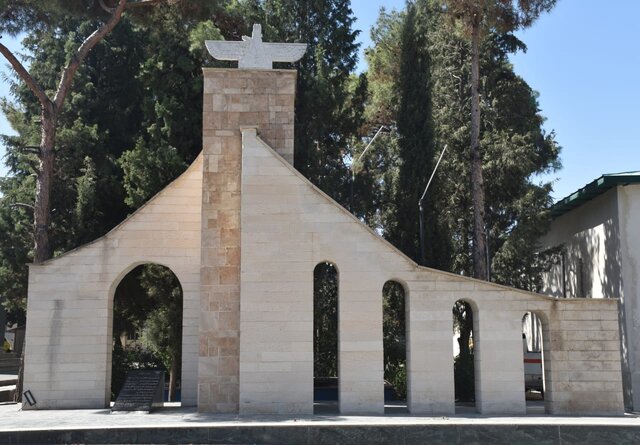 در شهر رفتگانِ بیبازگشت، بوی کُندر میآید با دود عود...