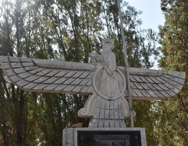 آرامستان قصر فیروزه، متعلّق به زرتشتیان تهران در شهر رفتگانِ بیبازگشت، بوی کُندر میآید با دود عود...