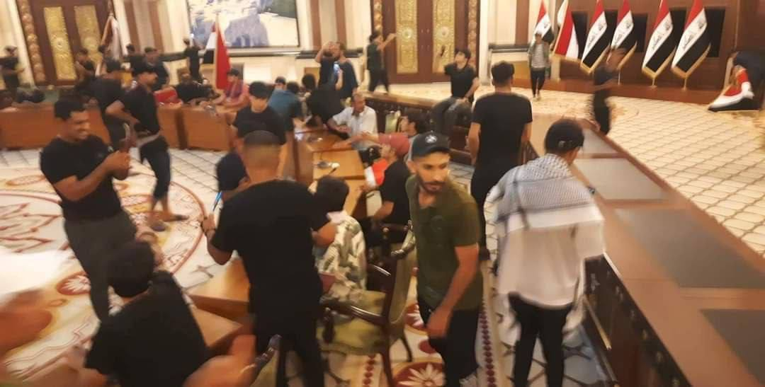 تشنج در بغداد؛ اعلام منع آمد و شد / ورود معترضان به کاخ ریاستجمهوری