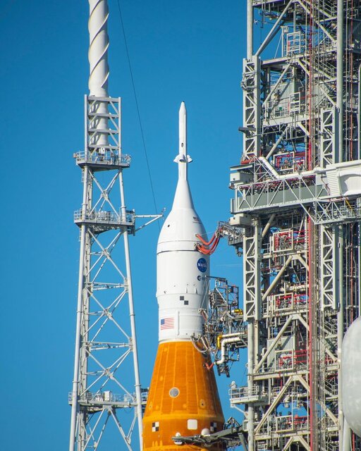 بره ناقلا و ۲ مانکن خدمه ماموریت آرتمیس ۱ هستند