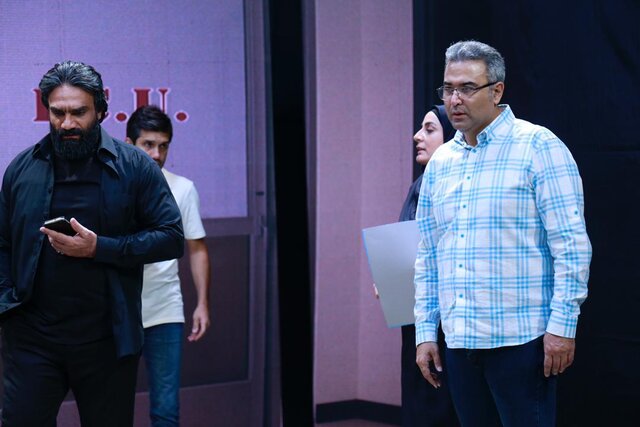 از سمت راست آرش داودی بازیگرانی که به خاطر عقاید شبهروشنفکری برنامه مذهبی نمیروند!