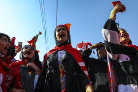 حضور بانوان در دیدار تیمهای پرسپولیس و صنعت نفت