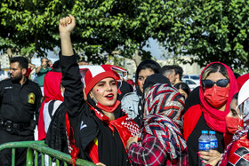 حضور بانوان در دیدار تیمهای پرسپولیس و صنعت نفت