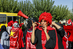 حضور بانوان در دیدار تیمهای پرسپولیس و صنعت نفت