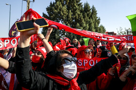 حضور بانوان در دیدار تیمهای پرسپولیس و صنعت نفت