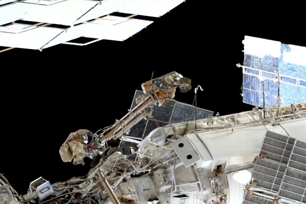 پیاده‌روی فضانوردان روس و آزمایش بازوی رباتیک ایستگاه فضایی