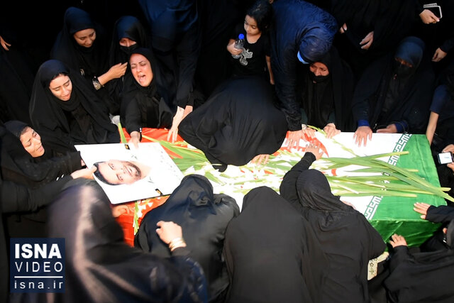 ویدئو / وداع با پیکر مأمور پلیسی که در بیمارستان دامغان به شهادت رسید ویدئو / وداع با پیکر مأمور پلیسی که در بیمارستان دامغان به شهادت رسید