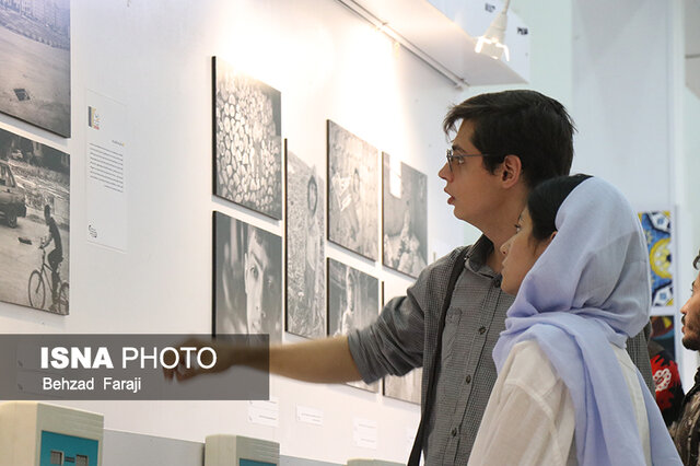 عکس تزیینی است عکسهای هنرمندان ایران و جهان روی دیوار گالری ممیز