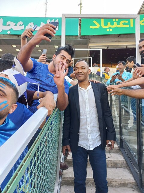 حضور مورایس و تشویق وریا در آزادی/ بانوان استقلالی با بلیت پشت در ماندند