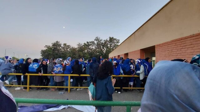 حضور مورایس و تشویق وریا در آزادی/ بانوان استقلالی با بلیت پشت در ماندند