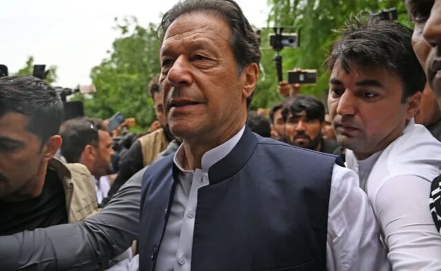 زخمی شدن عمران خان در حمله به کاروان او