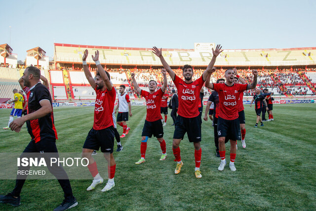 عکس آرشیوی است حواشی دیدار دو تیم تراکتور و صنعت نفت