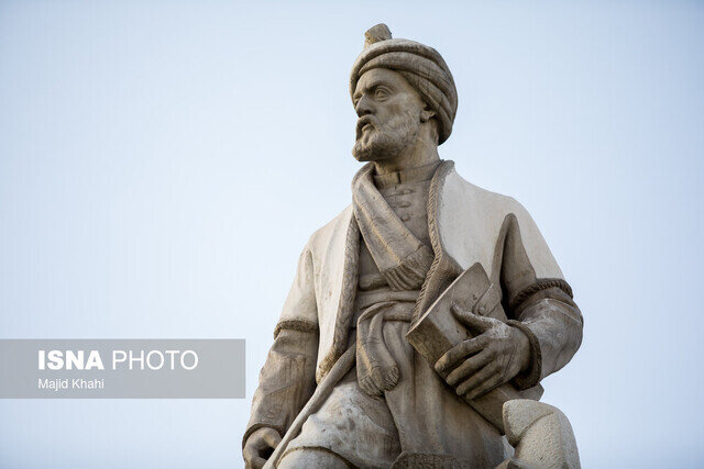 مجسمه فردوسی از دورنگی درمیآید؟ مجسمه فردوسی از دورنگی درمیآید؟