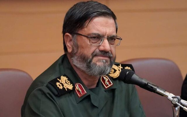 انحراف ذهن ها و فروپاشی خانواده ها هدف دشمن است