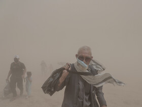 حرکت زائران حسینی به سمت مرز شلمچه در میان گرد و خاک شدید.