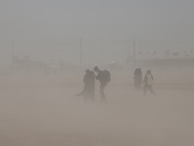 حرکت زائران حسینی به سمت مرز شلمچه در میان گرد و خاک شدید.