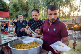 پذیرایی از زائران اربعین حسینی در مسیر نجف به کربلا  