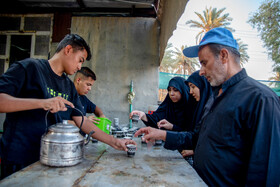 پذیرایی از زائران اربعین حسینی در مسیر نجف به کربلا  