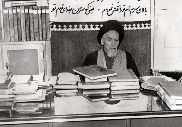آیت الله سید محمدهادی میلانی در دفتر کار سنگتمام آیتالله