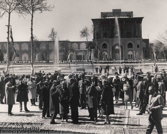 ملکه انگلیس در میدان نقش جهان اصفهان، سال ۱۳۳۹ خورشیدی سوراخ چهلستون به ملکه انگلیس ربطی دارد؟