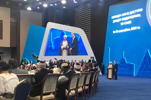 مدال گفت‌وگوی دینی به رئیس سازمان فرهنگ و ارتباطات اسلامی اهداء شد