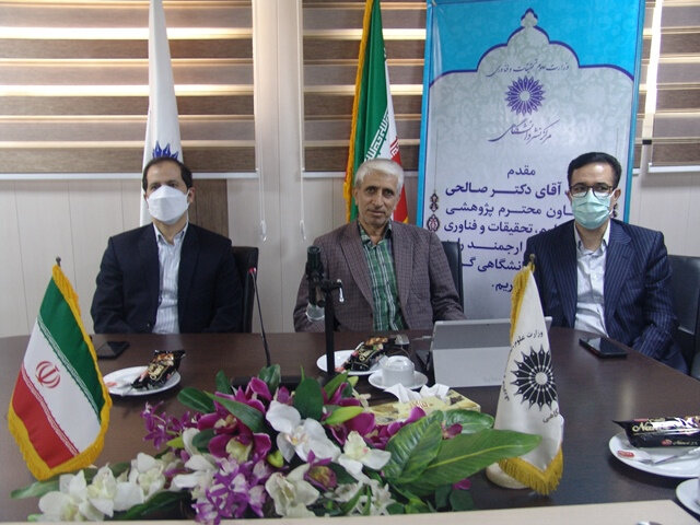 مرکز نشر دانشگاهی از سیاستگذاری در چاپ و نشر غافل نشود مرکز نشر دانشگاهی از سیاستگذاری در چاپ و نشر غافل نشود