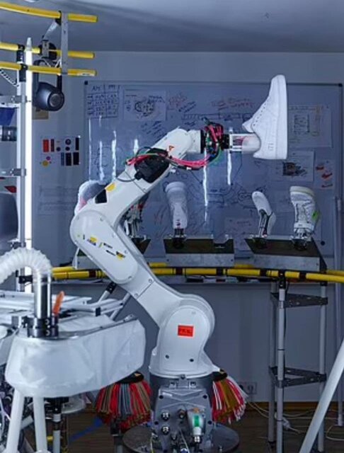 ربات شرکت "نایک" برای افزایش عمر کفشها