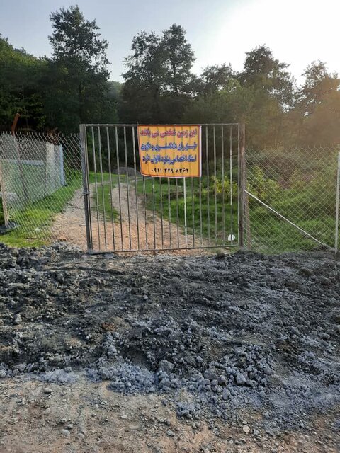 زمین فوتبالی که محصور شد