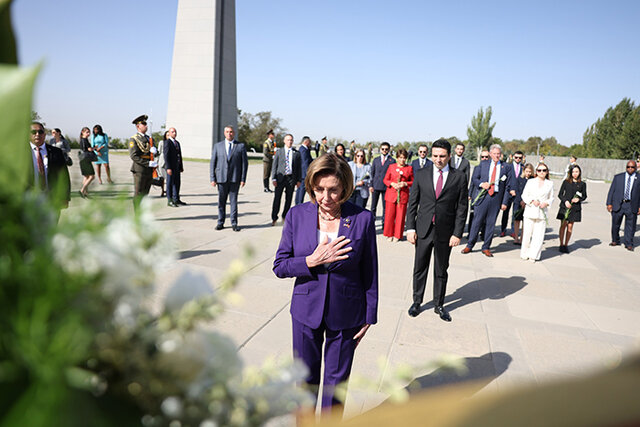 پلوسی در بنای یادبود کشتار ارامنه در جنگ جهانی اول پلوسی، جمهوری آذربایجان را محکوم کرد