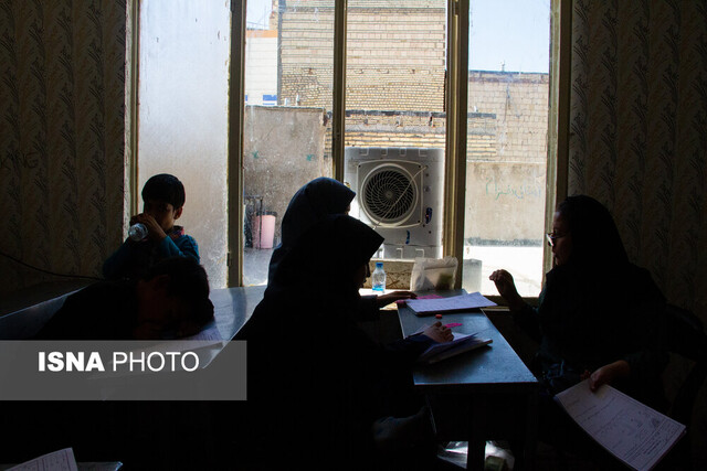 تحصیل دانش آموزان افغان با پای برهنه