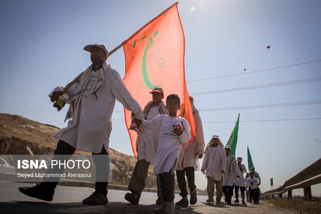 عکس از آرشیو ورود بیش از ۴۵۰ هزار زائر پیاده به مشهد در دهه پایانی صفر