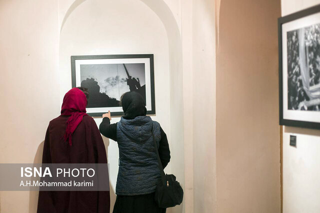 عکس تزیینی است درهای گالریها باز است؟